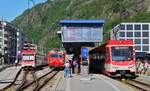 Hochbetrieb am Vormittag des 11.05.2024 im Bahnhof Brig: Rechts der ABDeh 4/8 2022 als RE 42 nach Zermatt, in der Mitte die HGe 4/4 II 109 mit dem Panorama-Express Zermatt - St.