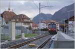 Ein Bild, welches nur eine relativ kurze Zeit gemacht werden kann: Während der SBB RBDe 560 Domino in Broc Villages wendet, kann vom geöffneten Bahnübergang der Zug und die nähere