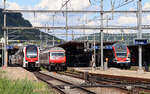 Drei Reisezüge treffen sich um 15.00 Uhr im Bahnhof Brugg AG: links der IR 36 (IR-Dosto) nach Zürich, in der Mitte der IR 36 (EW IV-Pendel) nach Basel und rechts der RE 511 046 (RABe 511) nach Wettingen. Brugg AG, 19.5.2024