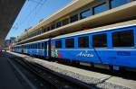 Der Arosa-Express mit seinen schicken blauen Wagen wartet auf dem neuen Gleis 2 auf die Abfahrt nach Arosa.