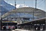 Zwei Ee 3/3 verstecken sich hinter dem Glasdach, das den Busterminal (Postautostation) in Chur überspannt. (22.03.2018)
