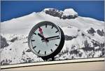 Sorgt für Pünktlichkeit, die Bahnhofsuhr in Chur mit dem Felsberger Calanda 2697m ü/M.