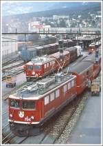 Ge 6/6 II 704  Davos  fhrt den Schnellzug nach St.Moritz. Ge 4/4 I 601  Albula  wartet im Poststumpen. Chur Bf.(Archiv 07/90)