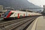 Mit einem IR nach St. Gallen verlässt der RABe 502 205-3 am Abend des 29.03.2022 den Bahnhof Chur