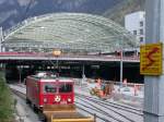 Ge 4/4I No 604  Calanda  vor dem Glasdach der Postbusstation Chur(02.05.2005)Zufahrt Gterbahnhof/Abstellanlage Richtung Personenbahnhof.