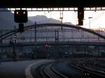 Die neue Fridaubrcke berspannt den westlichen Bahnhofsteil ohne Sttzen. Abendliche Stimmung am 15.11.2005 in Chur.