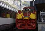Am 09.05.2026 steht die Gotthardschneeschleuder im Bahnhof Erstfeld neben abgestellten Personenwagen. Die Schleuder bereitet sich wohl auf die Sommerpause vor.