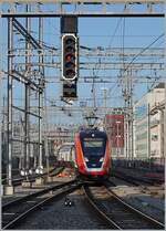 Dichter Verkehr mit wechselnder Spannung im westlichen Bahnhofskopf von Genève. Praktisch auf Blockdistanz zum TER von Lyon folgen zwei SBB RABDe / RABe 502  Twindexx  von Genève Aéroport kommend mit dem Ziel St.Gallen als IC1; dieser Zug wird mit 15 000 Volt und 16 2/3 Hertz versorgt, beim Gleis links im Bild beträgt die Fahrleitungsspannung weiterhin 25 000 Volt  50 Hertz, es wird den in Kürze ankommenden SBB RABe 522 als SL5 von La Plaine aufnehmen. 

19. Juli 2021