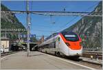 Der SBB Giruno RABe 501 016-0  Glaurs  fährt als IC2 10873 von Basel nach Lugano durch den Bahnhof von Göschenen.