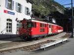 Im Bahnhof G�schenen ist am 19.5.2009 Lok 52 der Matterhorn Gotthardt  Bahn, eine Deh 4/4, mit ihrem Zug aus Andermatt.