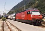 SBB-loc 460 117-5 mit Intercity am Bahnsteig 5 in Interlaken Ost am 27. Juli 1999, 11:30.
