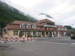 Bahnhof Interlaken Ost im Juli 2003. Dies ist der grere der beiden Bahnhfe in Interlaken. Hier treffen sich die Bahnen der BLS sowie die Schmalspurbahnen der BOB und der Brningbahn der SBB. Sogar deutsche ICE's kann man hier antreffen, aber blderweise habe ich damals keinen fotografiert. Ganz in der Nhe befindet sich auch der Hafen fr die Schiffe, die den Brienzer See befahren.