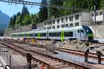 BLS Stadler RABe 528 107 am 09.07.26 in Kandersteg Bahnhof von einen Gehweg aus fotografiert 