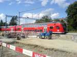 Ein deutscher IRE nach Karlsruhe im regen Baubetrieb des Kreuzlinger Bahnhofs.