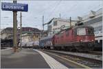 Die SBB Re 420 290-9 mit einem  mini - Güterzug in Lausanne.