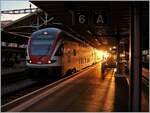 Sonnenuntergang in Lausanne und der SBB RABe 511 115 der dafür als Bahnmotiv herhalten muss.