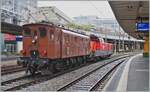 Die SBB Historic Ae 3/6 III 10264 schiebt in Lausanne ein mächtiges ETCS Gerät in Form einer Aem 940 vor sich her.