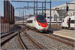 Ein SBB RABe 503 verl�sst als EC 42 den Bahnhof von Lausanne.