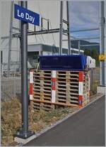 Der wohl genialste Zuganzeiger aller Zeiten: Sehr eindrücklich stimmt er die Reisenden auf den etwas heruntergekommenen Ziel-Bahnhof ein...