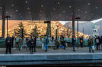 Pendler warten am 24. Januar 2017 am erneuerten Bahnhof Lugano auf den Zug. 