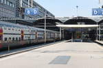 Blick auf die Bahnsteiganlagen in Luzern, wo links ein DostoIC anch Zürich bereit steht.