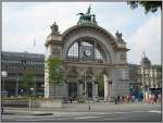 Dieses imposante Portal auf dem Bahnhofvorplatz von Luzern ist alles, was von dem alten 1971 abgebrannten Bahnhof brig geblieben ist.