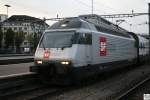 460 107-6 mit Werbung fr das Schweizer Fernsehen bei der Aussfahrt aus den Bahnhof Luzern am 7. Oktober 2009.