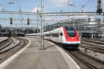 Ausfahrt einer ICN Garnitur als IC 675 von Basel SBB nach Lugano aus dem Hauptbahnhof Luzern, aufgenommen an einem heißen 02.09.2016.