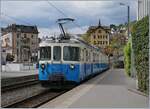 Der MOB ABDe 8/8 4002 VAUD steht in Montreux hinter einem hier ohnehin ständig abgestellten Gepäckwagen in passender Farbe.