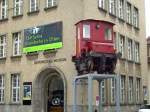 SBB: Der kleinste Rangiertraktor der SBB in luftigen Höhen. Vom 23. März 2006 bis zum 17. Dezember 2006 wies der kleinste Rangiertraktor Ta 969-972 (1911-1927) vor dem Historischen Museum in Olten auf die Ausstellung zum Jubiläum  150 Jahre Eisenbahn in Olten  hin. Die Aufnahme vom  TINTENFISCH  ist am 4. Juni 2006 entstanden.
Foto: Walter Rutsch