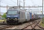 Containerzug mit Re 465 018-0  Brienzer Rothorn  und Re 465 016-4 mit Werbung für das Stockhorn der BLS Cargo AG durchfährt den Bahnhof Pratteln (CH) in westlicher Richtung.