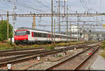 Mit Bt 50 85 28-94 966-4 an der Spitze und Re 460 065-6  Rotsee  am Ende durchquert dieser IR die weitläufigen Gleisanlagen des Bahnhofs Pratteln (CH).