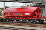 Vom Einsteller ERMEWA SA fährt der mit Salz gefüllte Güterwagen 33 RIV 87 F-ERSA 0658 027-5 Typ Tapps eingereiht in einem Güterzug im Bahnhof Pratteln vorüber.Bild vom