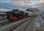 <U>150 Jahre Hochrheinbahn.</U>

Die enge Weichenstraße der Schaffhauser Bahnhofsausfahrt ist gleich durchfahren und
52 7596 mit ihrem Sonderzug nach Rottweil gibt schon Gas... äh macht Dampf. Für Stefan gleich den Nachschlag, was so alles in der Schweiz rumfährt...  Und für Zweifler... Fotostandort ist der Gehweg der Hochstraße. Oktober 2013.