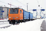 Güterpendelzug Interregio Cargo
Re 4/4 11320 mit dem passenden Steuerwagen 720 902-6 anlässlich der Bahnhofsdurchfahrt Solothurn vom 21. Dezember 2009.
Foto: Walter Ruetsch
