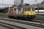 Die SBB Re 420 307-1 von SBB CARGO NATIONAL mit Werbeanstrich im Güterbahnhof Solothurn am 1.