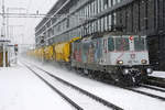 Re 420 250-3 mit Werbeanstrich beim Kampf durch den Schnee in Solothurn Hauptbahnhof am 15.