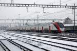 SBB:  ZWEI FLIEGEN AUF EINEN STREICH  Erste Begegnung mit dem neuen SBB-Twindexx Triebzug RABe 502203 im ersten Schnee in Solothurn-HB am 7. Januar 2016.
Foto: Walter Ruetsch  