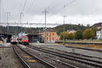 SBB/CJ: Bahnhof Porrentruy mit Zügen auf die Abfahrt nach Olten, Bonfol und Delémont wartend am 9.