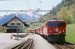 08.05.1994 Lavin, Bahnhof der Räthischen Bahn, Zug mit Lok 607 der RhB