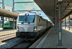 Für mich völlig unvorbereitet durchfährt ein KLV-Zug mit Rem 476 455-1  Bern  (Siemens Vectron) der railCare AG den Bahnhof Spiez (CH) auf Gleis 4 Richtung Thun (CH).
[24.7.2019 | 15:34 Uhr]