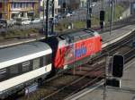 Eine Re 460 Reka Rail stsst gerade den Ic Interlaken Ost- Zrich - Romanshorn in den Bahnhof Spiez ein.