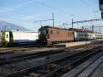 Berner Oberland 2007 - Die BLS Re 4/4   war im Regionalzugeinsatz zwischen Zweisimmen und Interlaken Ost eingesetzt. Hier schiebt sie den RE 3112 aus dem Bahnhof Spiez.