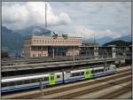 Der Bahnhof von Spiez am 27.07.2008. Rechts kann man eine Fugngerbrcke erkennen, von der man vorzugsweise am Nachmittag (wg. dem Sonnenstand) sehr schn ein- und ausfahrende Zge Richtung Interlaken bzw. Ltschberg fotografieren kann. In diese Richtung gibt es keine strende Glasscheiben wie auf der anderen Seite.