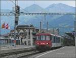 Hier kommt noch ein  richtiger  (wenn auch bunt zusammen gemixter) Zug der BLS vom Ltschberg und fhrt vor der schnen Bergkulisse in den Bahnhof von Spiez ein. 29.07.08 (Jeanny)