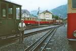 Stativ und Selbstauslöser sei Dank: Bei Regen zeigte ich mich in Wilderswil bei der Schynige Platte Bahn (1983)