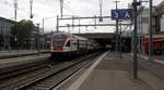 Ein Schweizer Personenzug steht im Bahnhof von Winterthur(CH).