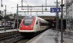 Ein Schweoizer Schnellzug verlässt den Bahnhof von Winterthur(CH).
Aufgenommen vom Bahnsteig 3 in Winterthur(CH). 
Bei Regenwetter am Abend vom 27.7.2019.