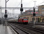 460 089-6 von SBB kommt Schweizer Personenzug fährt in den Bahnhof von Winterthur(CH) ein.
Aufgenommen vom Bahnsteig 3 in Winterthur(CH). 
Bei Regenwetter am Abend vom 27.7.2019.