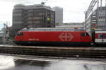 Ein Blick auf die 460 061-5 von SBB steht mit einem Schweizer Personenzug in Winterthur(CH).